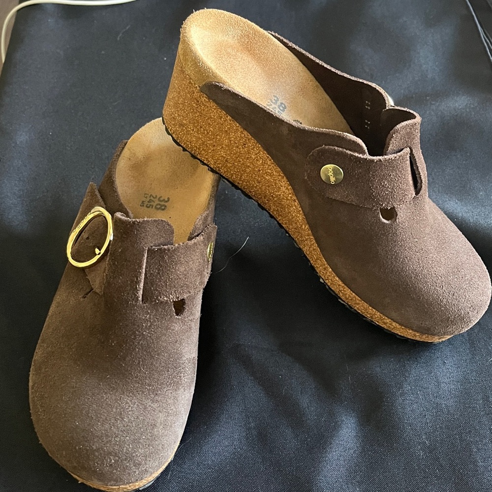 BIRKENSTOCK PAPILLIO “Fanny” Wedge Clog! Brown Suede Mules with Gold Buckle!